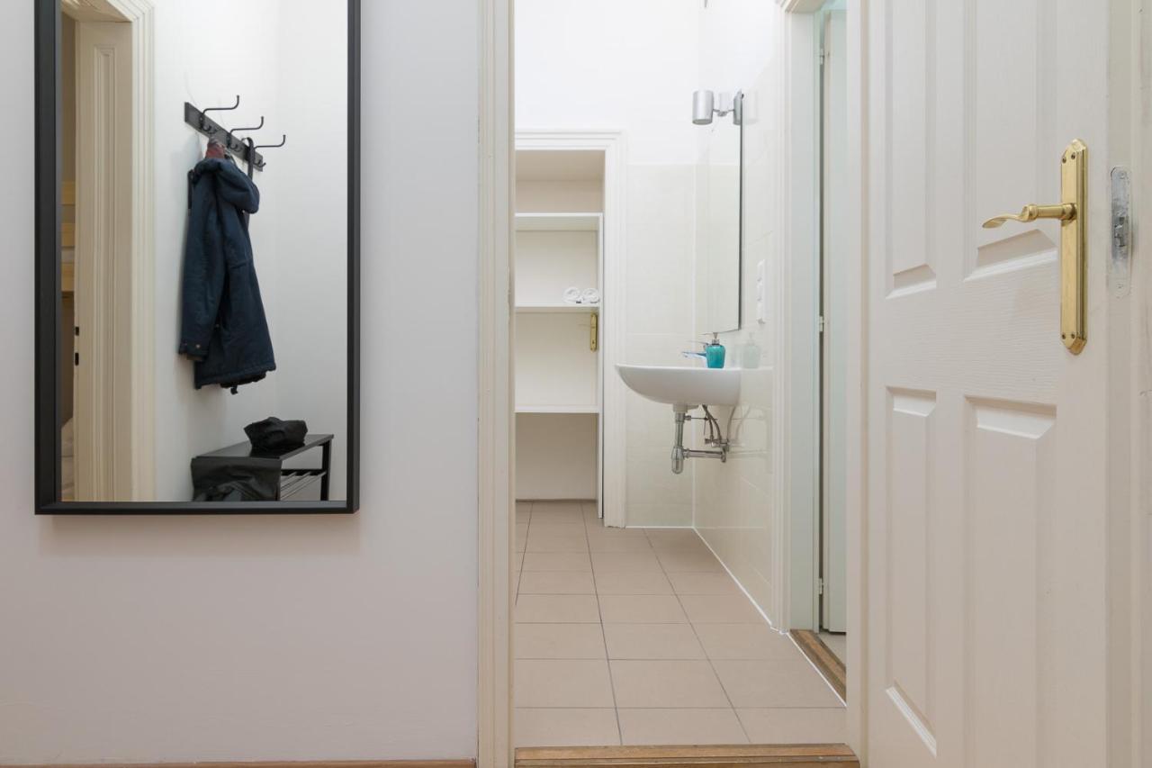 Spacious 2 Bedrooms Apartment In 4Th District Near Karlskirche Vienna Luaran gambar